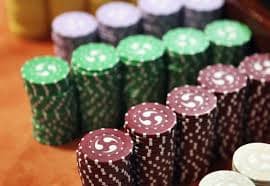 Dealer profesional memandu sesi Baccarat di meja Live Casino selot77 secara real-time